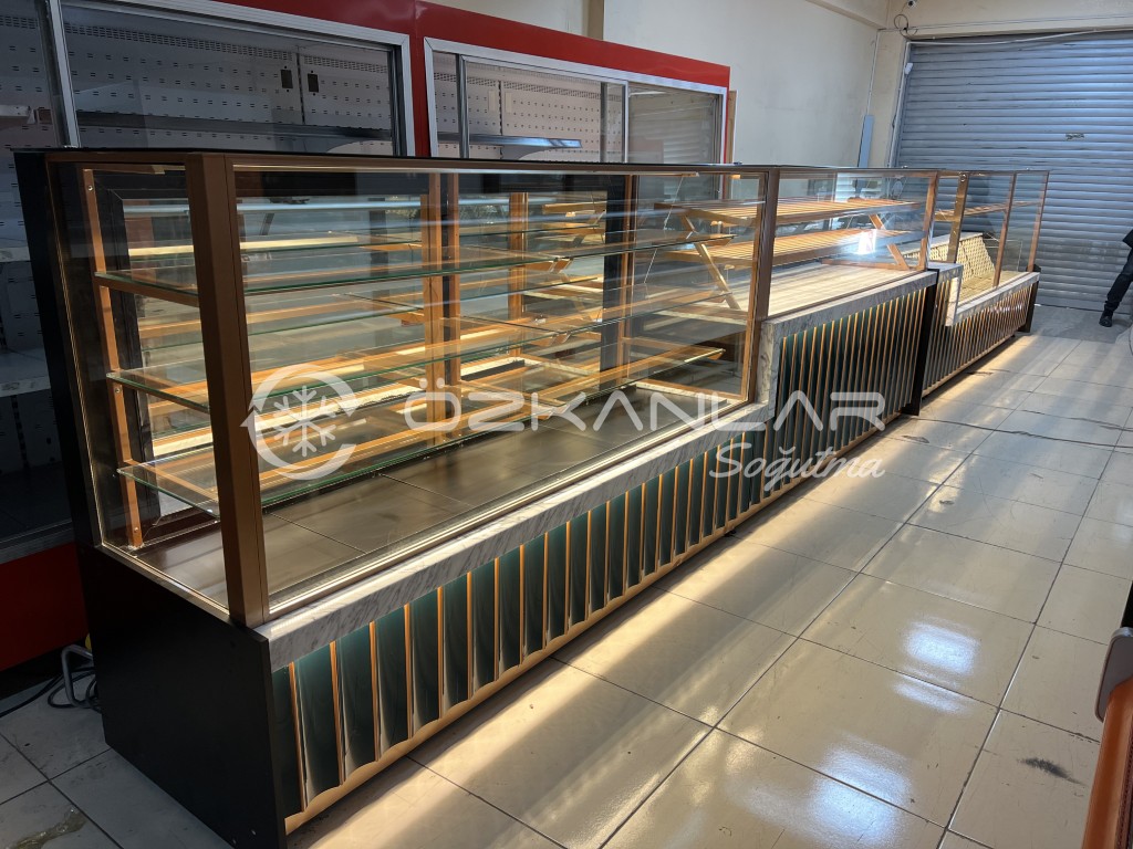 7.5 Metre Yeşil Pasta Dolabı (İkinci El)